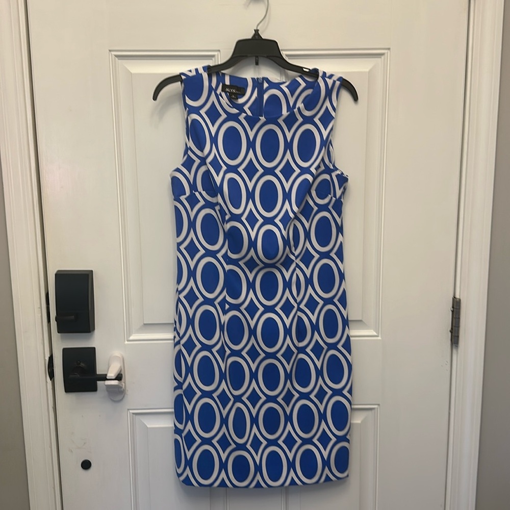 Patterned dress - size 8 - blue and white